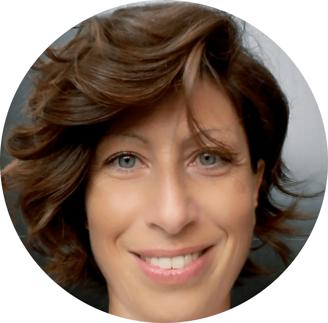 Donna sorridente con capelli castani corti.